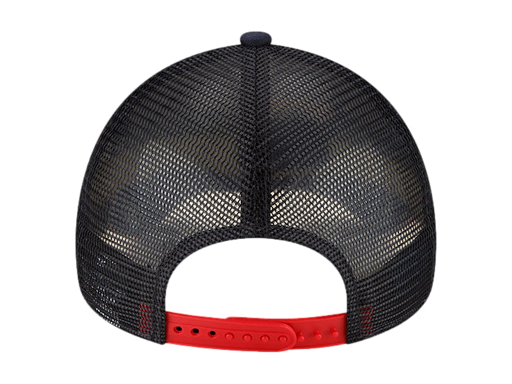 Gorra New Era azul marino estilo trucker con logos de Oracle Red Bull Racing y visera con borde rojo.
