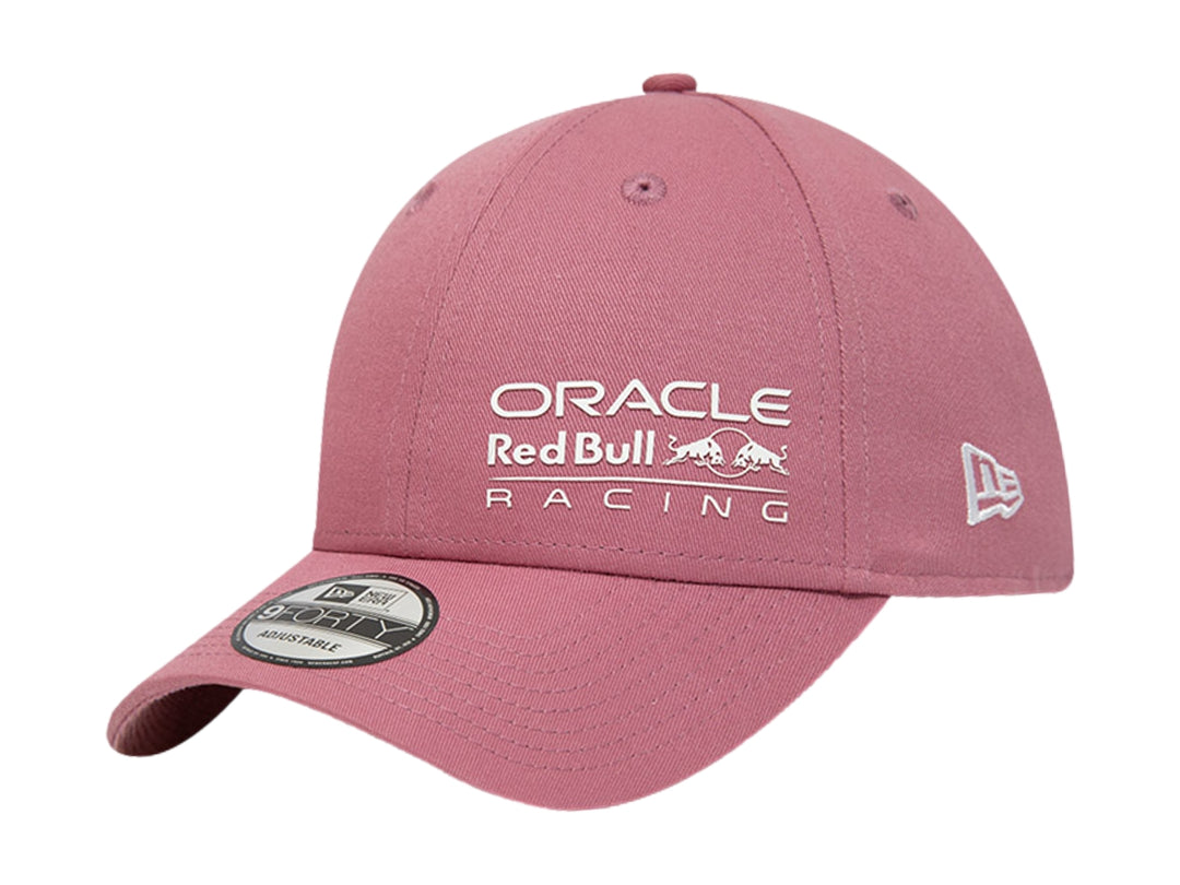 Gorra New Era color rojo oscuro con bordados blancos de Oracle Red Bull Racing en el frente.