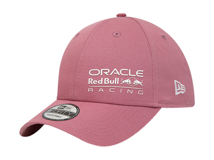 Gorra New Era color rojo oscuro con bordados blancos de Oracle Red Bull Racing en el frente.