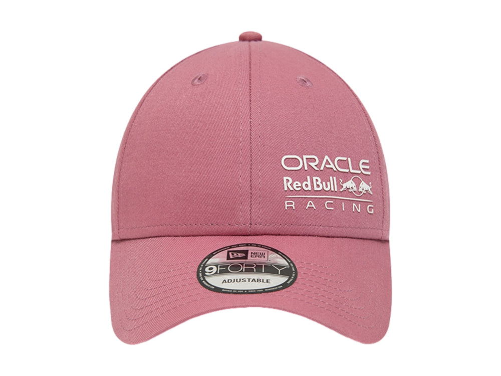 Gorra New Era color rojo oscuro con bordados blancos de Oracle Red Bull Racing en el frente.