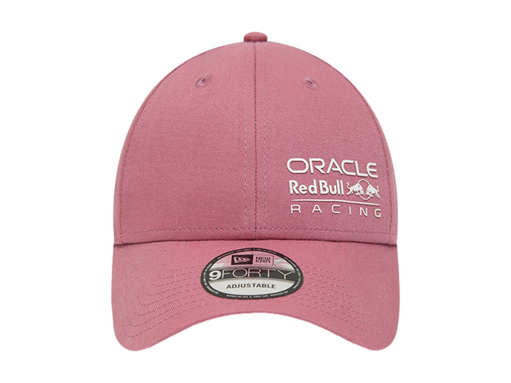 Gorra New Era color rojo oscuro con bordados blancos de Oracle Red Bull Racing en el frente.
