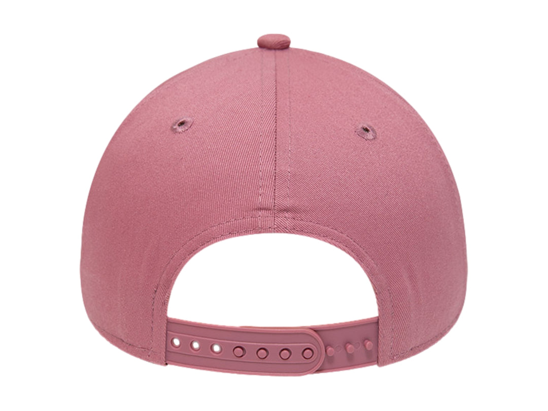 Gorra New Era color rojo oscuro con bordados blancos de Oracle Red Bull Racing en el frente.