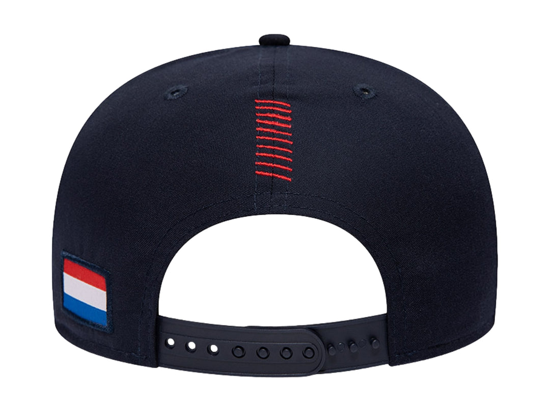 Gorra New Era azul marino de Red Bull Racing con visera plana y detalles en rojo.