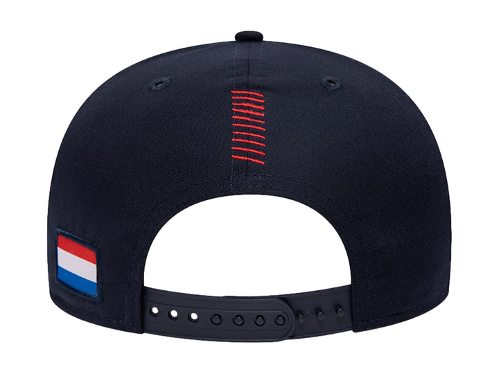 Gorra New Era azul marino de Red Bull Racing con visera plana y detalles en rojo.