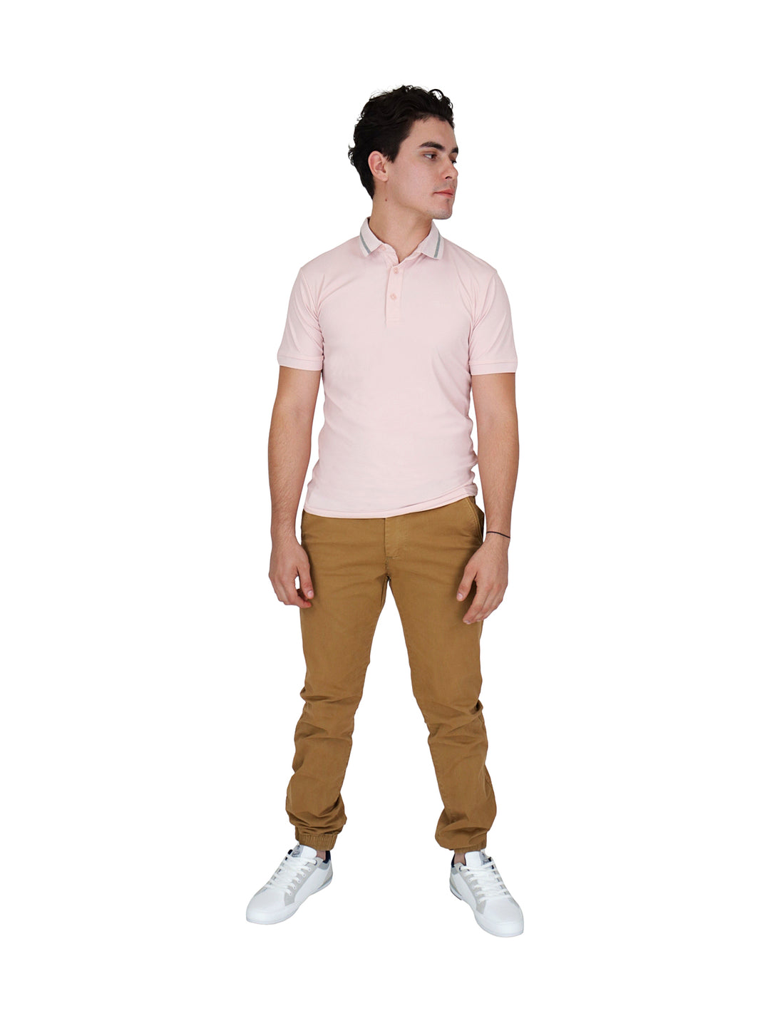 Hombre vistiendo una playera tipo polo de color rosa claro con cuello detallado y pantalones color caqui.