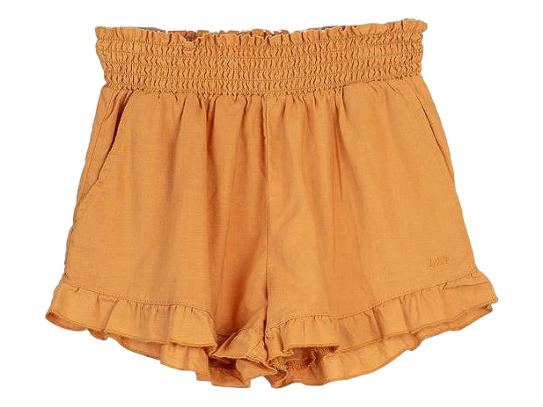 Shorts color mostaza para niños con cintura elástica y detalle de volantes en el borde inferior.