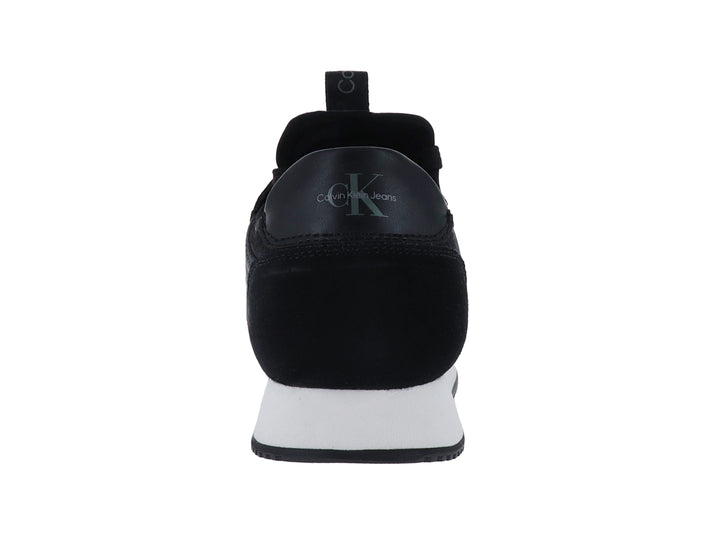 Tenis deportivos Calvin Klein color negro con suela blanca y logotipo blanco en el lateral.