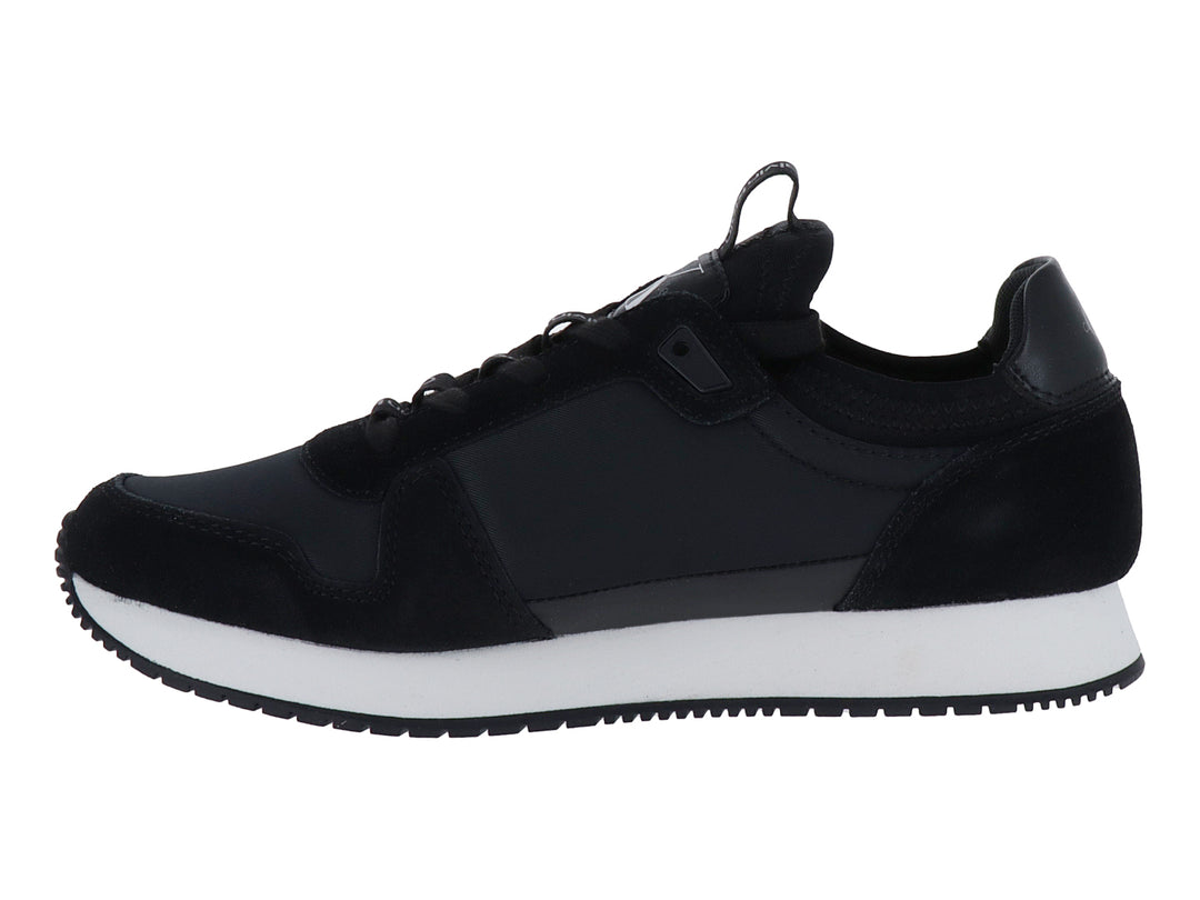 Tenis deportivos Calvin Klein color negro con suela blanca y logotipo blanco en el lateral.