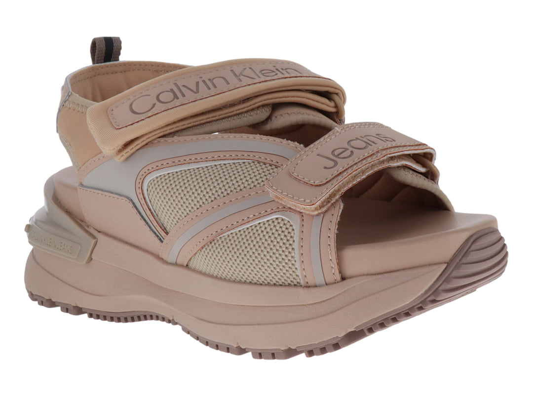 Sandalia Calvin Klein de plataforma color beige con correas de velcro y tejido de malla.