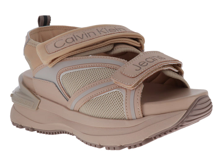 Sandalia Calvin Klein de plataforma color beige con correas de velcro y tejido de malla.