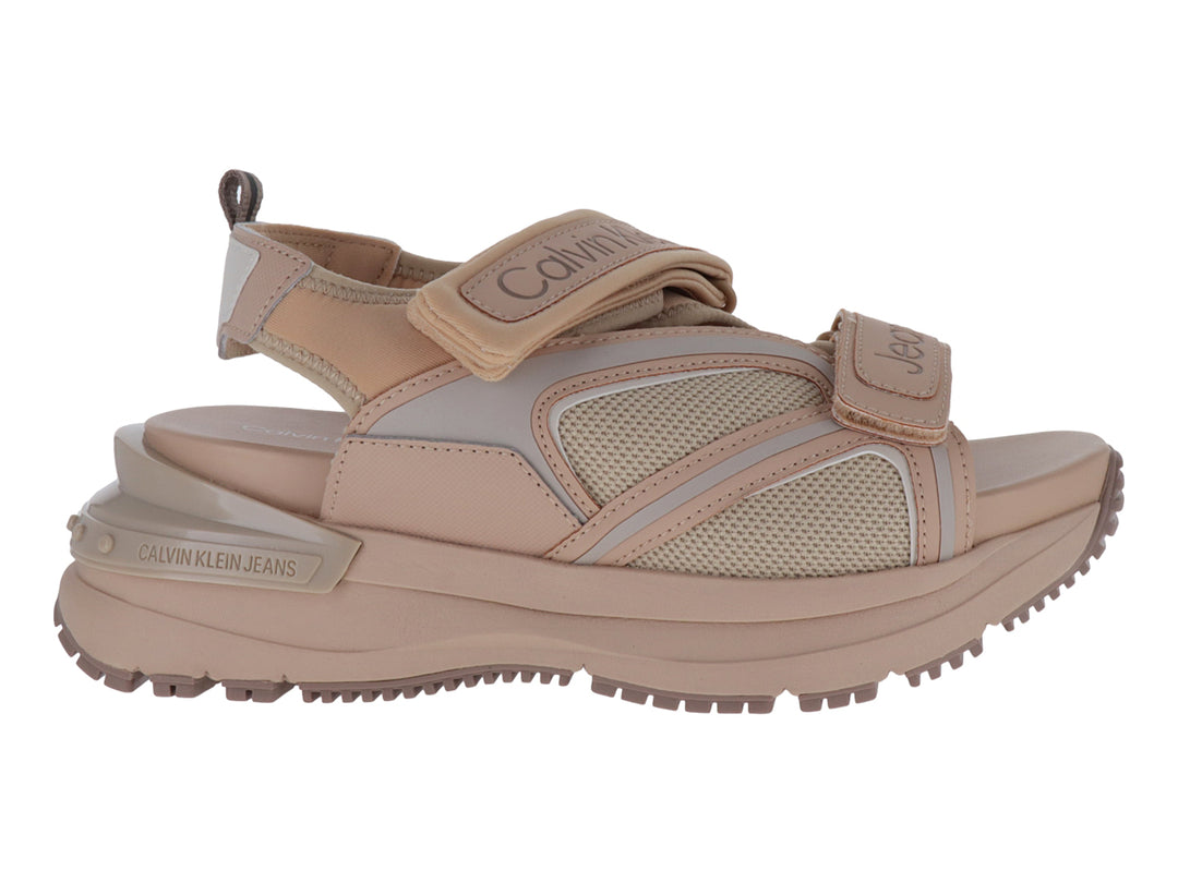 Sandalia Calvin Klein de plataforma color beige con correas de velcro y tejido de malla.