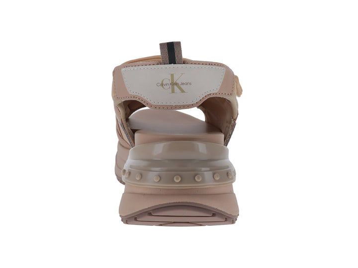 Sandalia Calvin Klein de plataforma color beige con correas de velcro y tejido de malla.