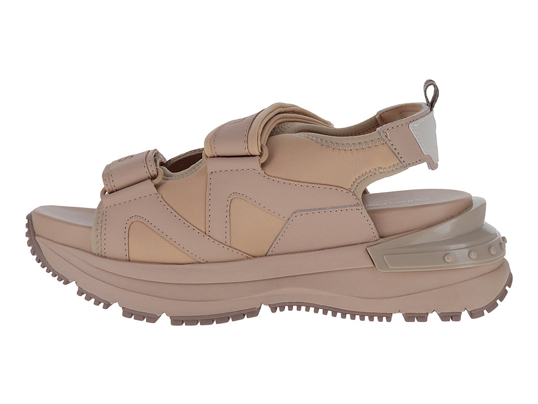 Sandalia Calvin Klein de plataforma color beige con correas de velcro y tejido de malla.