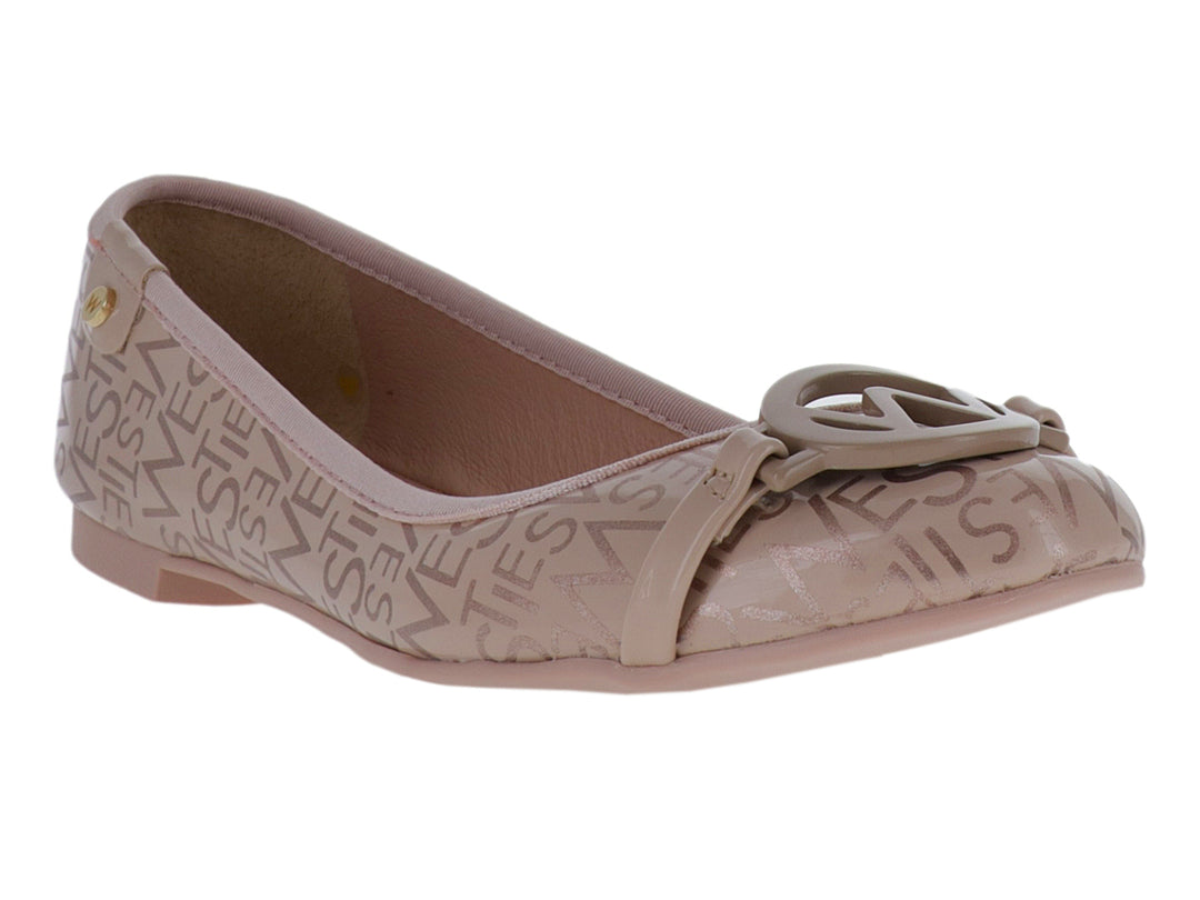 Zapato plano color nude con monograma grabado y adorno frontal circular.