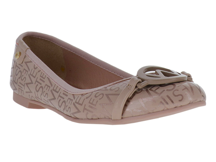 Zapato plano color nude con monograma grabado y adorno frontal circular.