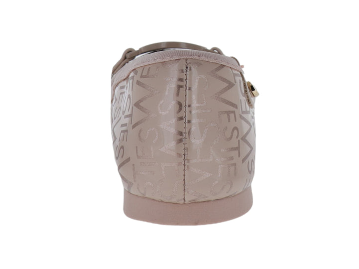 Zapato plano color nude con monograma grabado y adorno frontal circular.