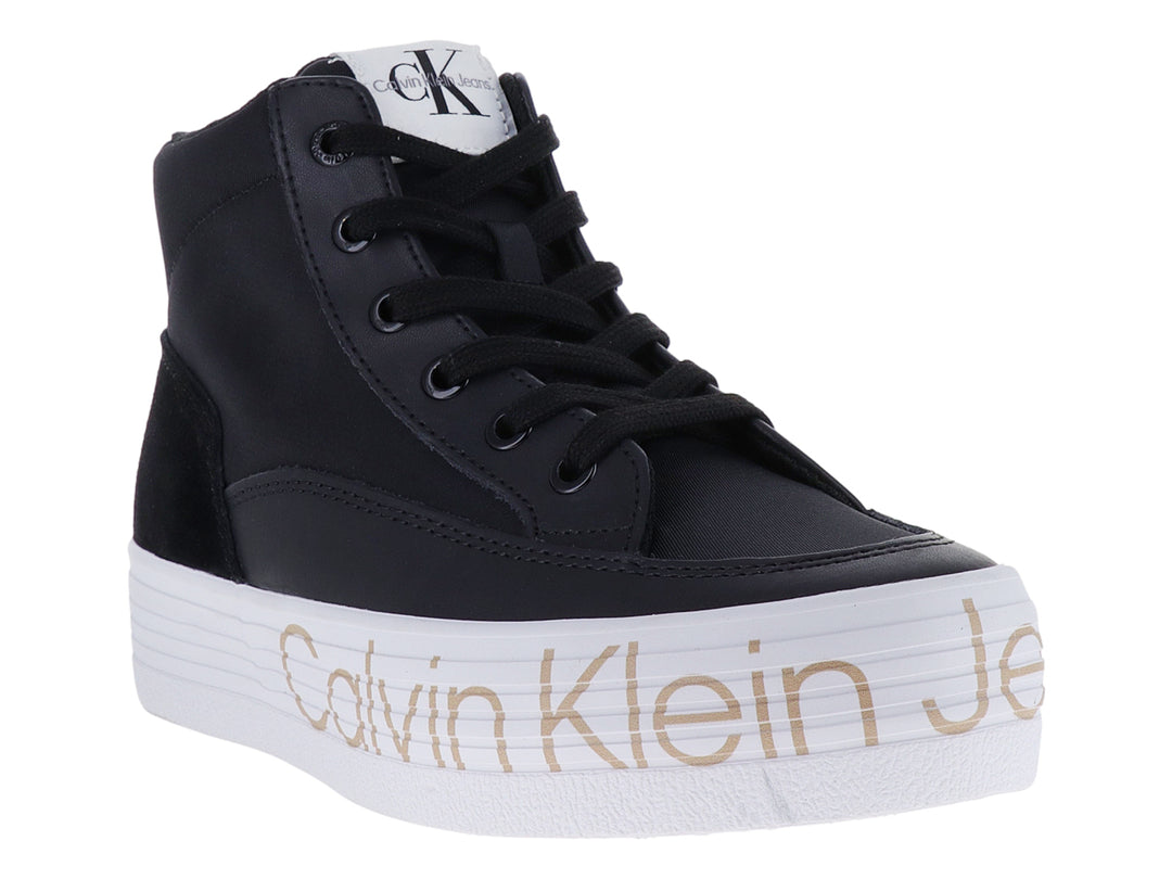 Tenis botín Calvin Klein color negro con suela blanca y detalles dorados.