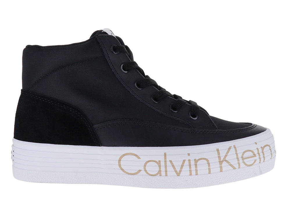 Tenis botín Calvin Klein color negro con suela blanca y detalles dorados.