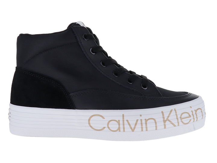 Tenis botín Calvin Klein color negro con suela blanca y detalles dorados.