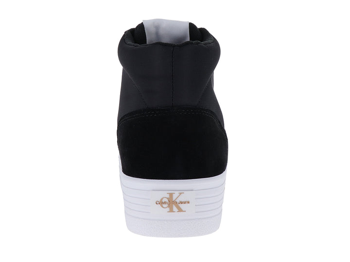 Tenis botín Calvin Klein color negro con suela blanca y detalles dorados.
