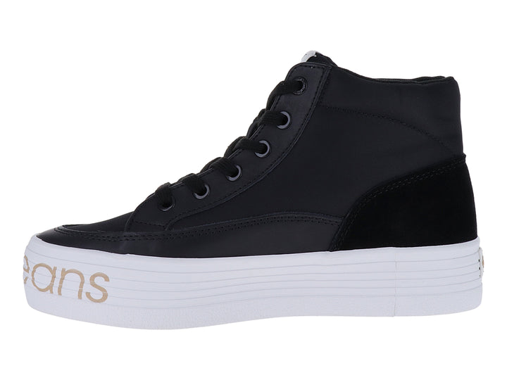Tenis botín Calvin Klein color negro con suela blanca y detalles dorados.