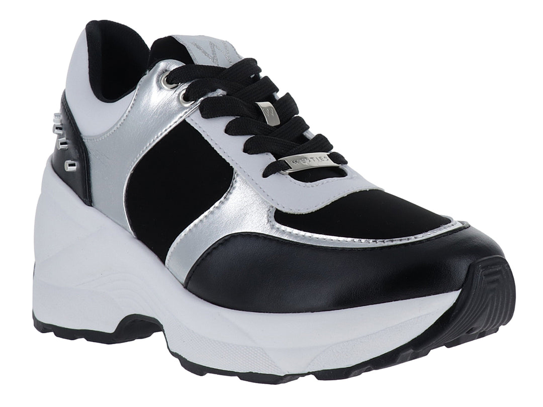 Tenis deportivos Westies en colores negro, blanco y plata con suela blanca ancha.