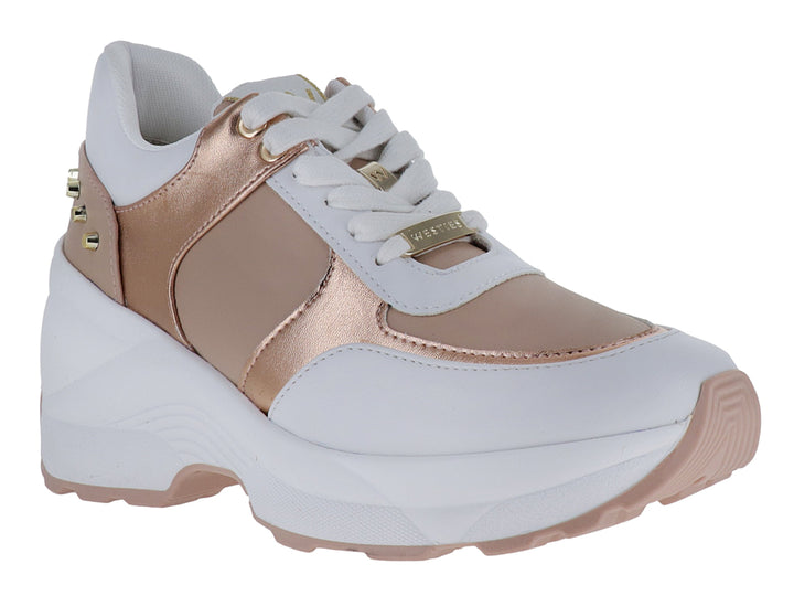 Tenis Westies modelo Pogo en color blanco y nude con detalles metálicos brillantes y suela de plataforma.