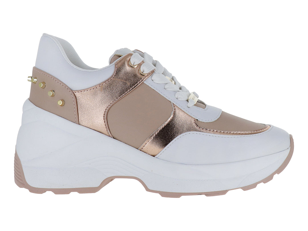 Tenis Westies modelo Pogo en color blanco y nude con detalles metálicos brillantes y suela de plataforma.