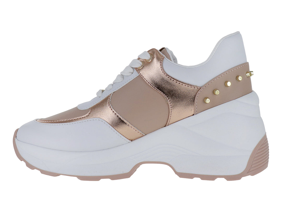 Tenis Westies modelo Pogo en color blanco y nude con detalles metálicos brillantes y suela de plataforma.