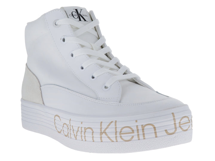 Tenis blancos de cuello alto con plataforma y logotipo de Calvin Klein en la suela.