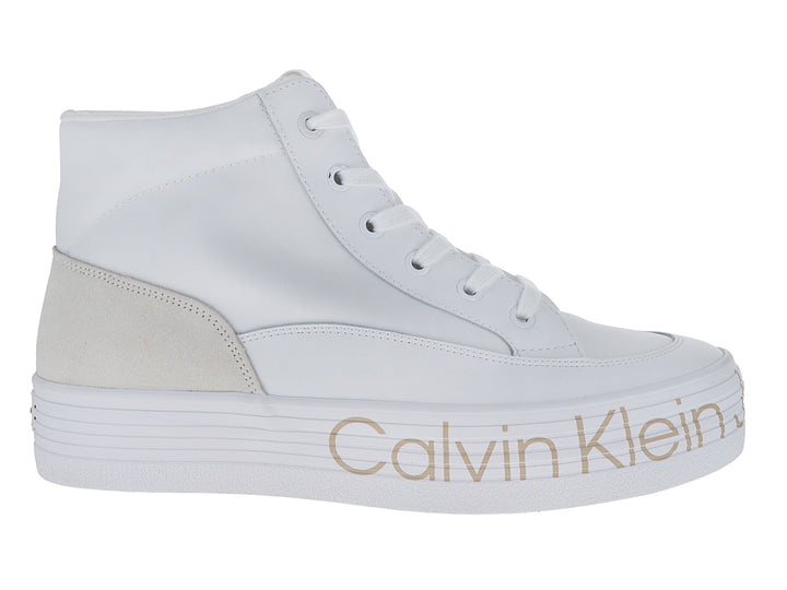 Tenis blancos de cuello alto con plataforma y logotipo de Calvin Klein en la suela.