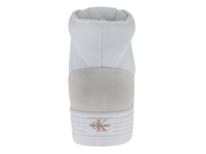 Tenis blancos de cuello alto con plataforma y logotipo de Calvin Klein en la suela.