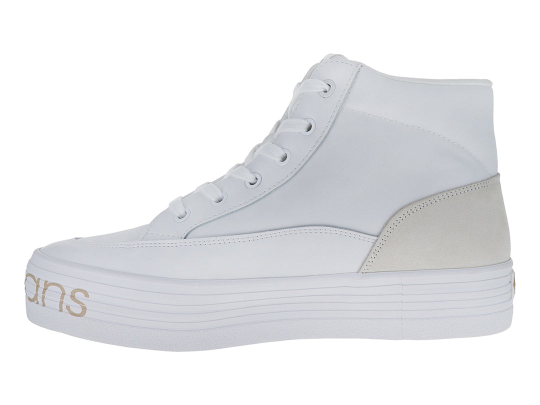 Tenis blancos de cuello alto con plataforma y logotipo de Calvin Klein en la suela.