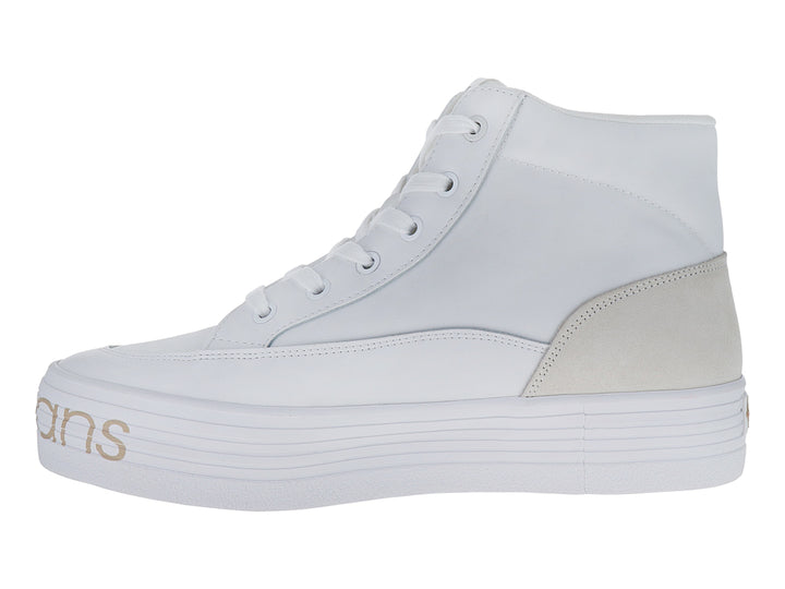Tenis blancos de cuello alto con plataforma y logotipo de Calvin Klein en la suela.