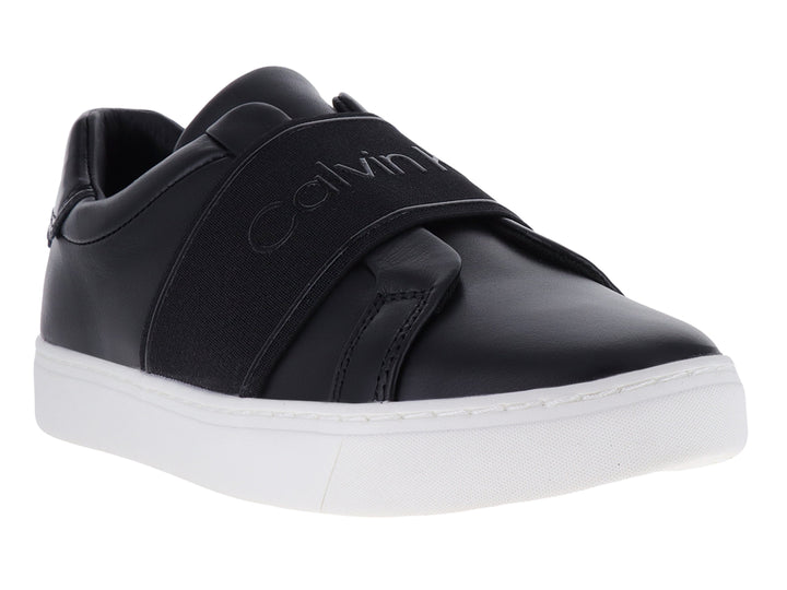 Tenis Calvin Klein color negro con suela blanca y correa ancha en la parte superior.