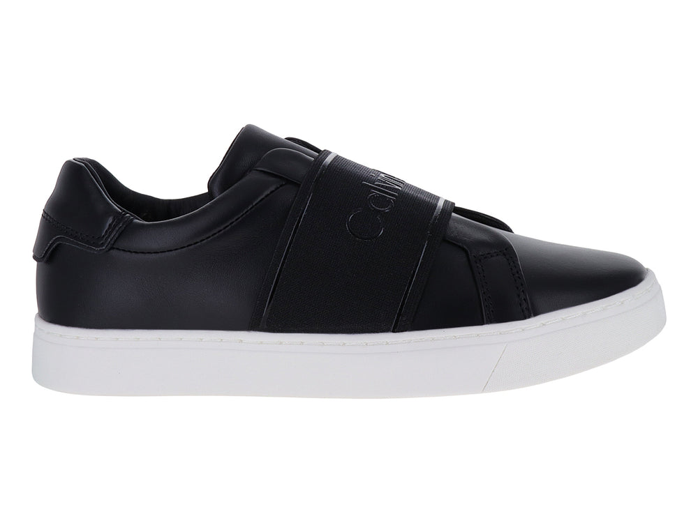 Tenis Calvin Klein color negro con suela blanca y correa ancha en la parte superior.