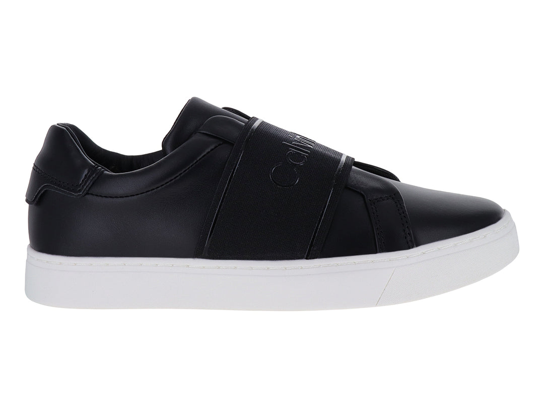 Tenis Calvin Klein color negro con suela blanca y correa ancha en la parte superior.