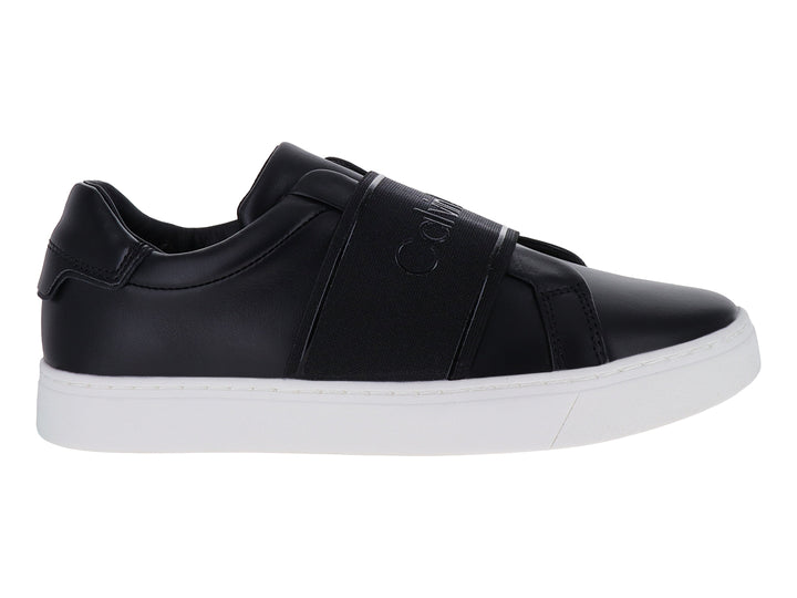Tenis Calvin Klein color negro con suela blanca y correa ancha en la parte superior.