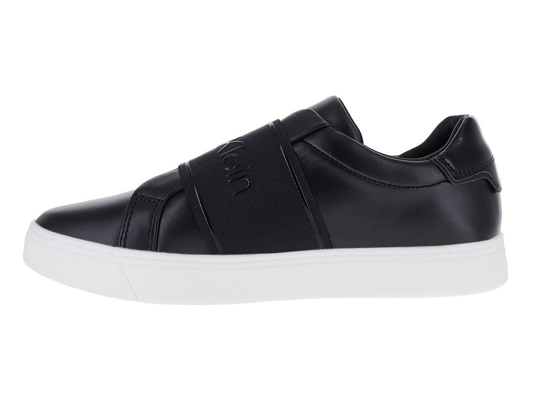Tenis Calvin Klein color negro con suela blanca y correa ancha en la parte superior.