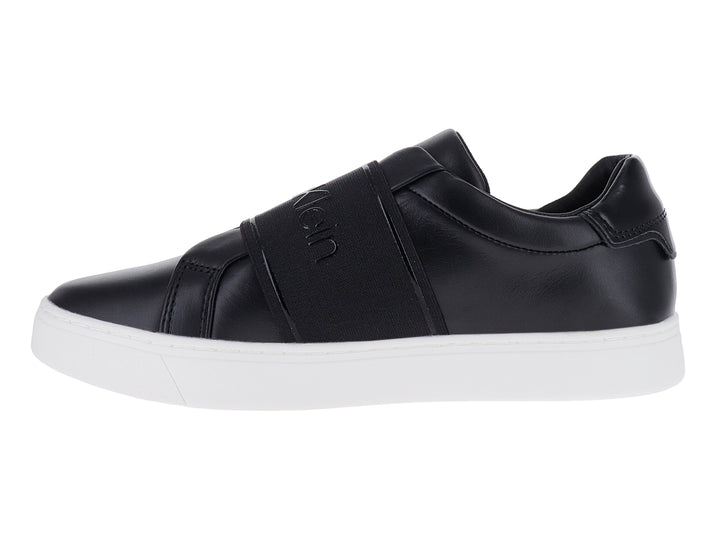 Tenis Calvin Klein color negro con suela blanca y correa ancha en la parte superior.