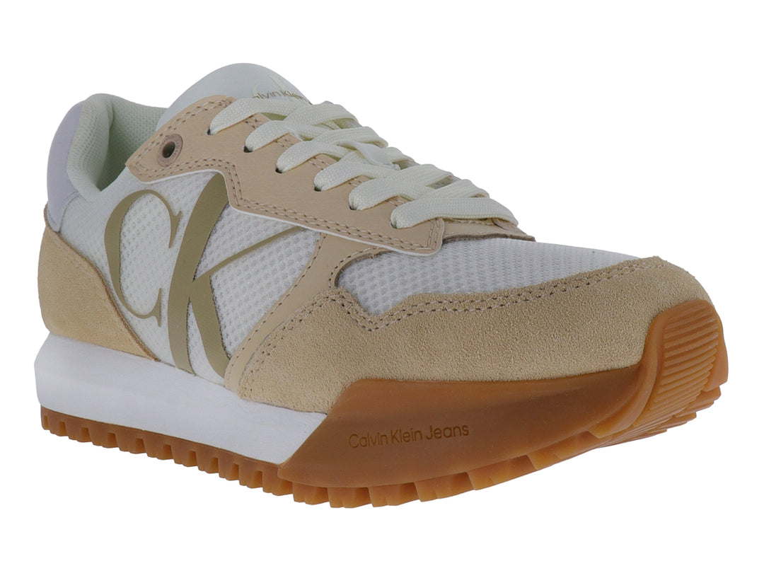 Tenis Calvin Klein color marfil y beige con suela de goma marrón y detalles en gamuza.