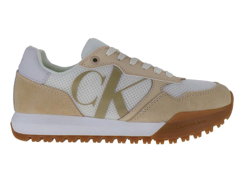 Tenis Calvin Klein color marfil y beige con suela de goma marrón y detalles en gamuza.