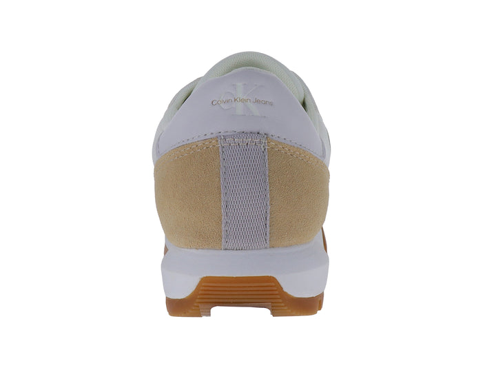 Tenis Calvin Klein color marfil y beige con suela de goma marrón y detalles en gamuza.