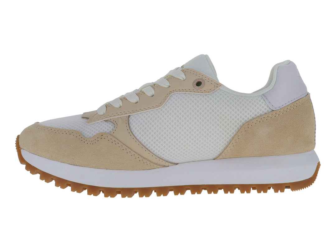 Tenis Calvin Klein color marfil y beige con suela de goma marrón y detalles en gamuza.