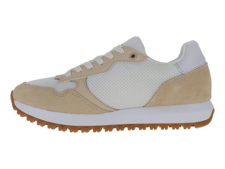 Tenis Calvin Klein color marfil y beige con suela de goma marrón y detalles en gamuza.