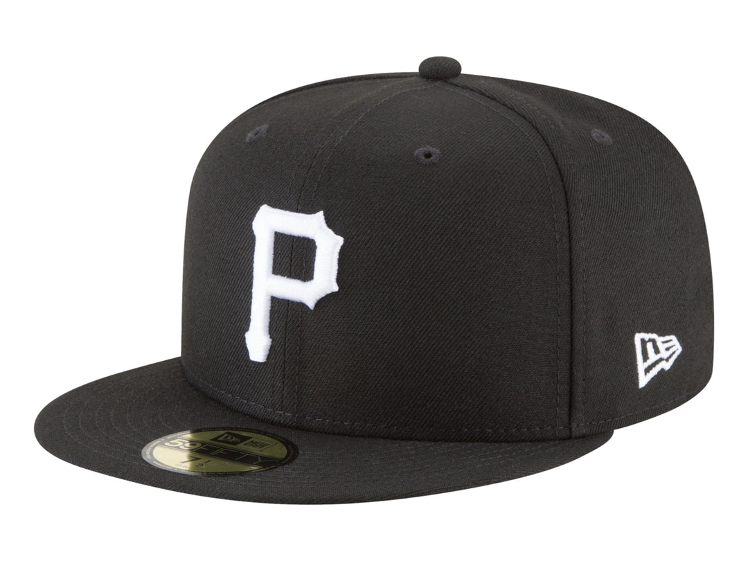 Gorra New Era color negro con visera plana y letra P blanca bordada en el frente.
