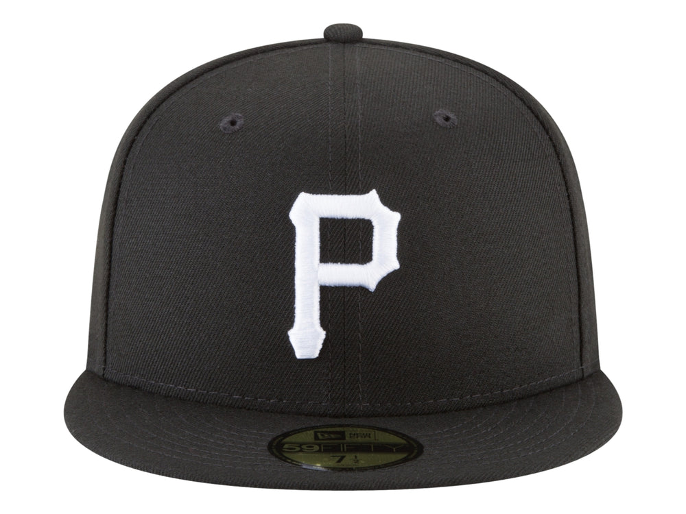 Gorra New Era color negro con visera plana y letra P blanca bordada en el frente.