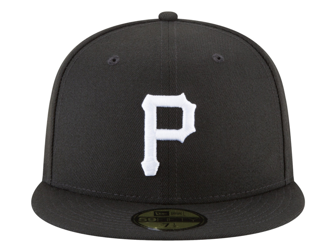 Gorra New Era color negro con visera plana y letra P blanca bordada en el frente.