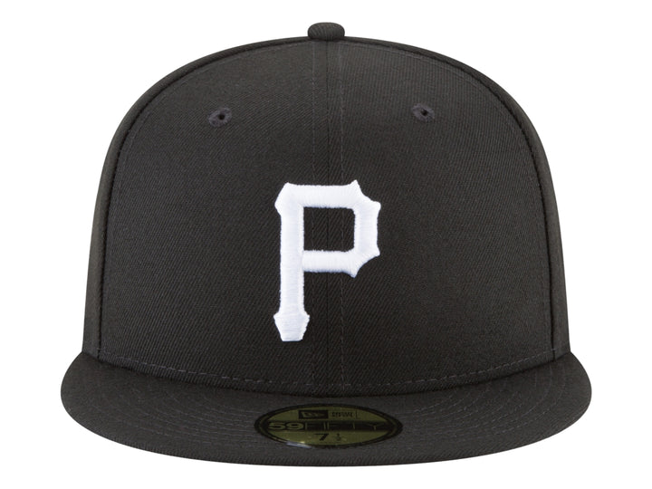 Gorra New Era color negro con visera plana y letra P blanca bordada en el frente.
