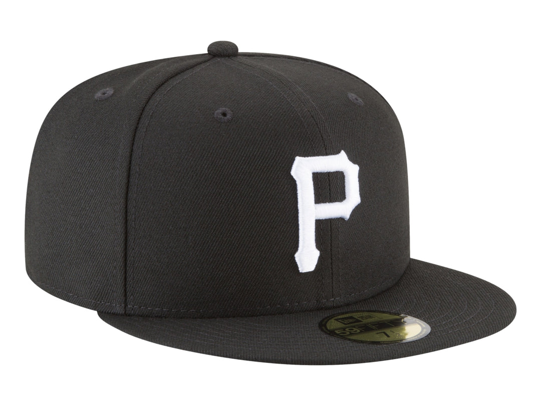 Gorra New Era color negro con visera plana y letra P blanca bordada en el frente.